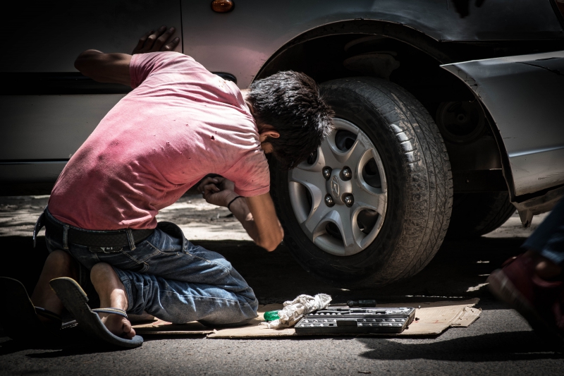 garagiste-TOULON-min_child-labor-934900